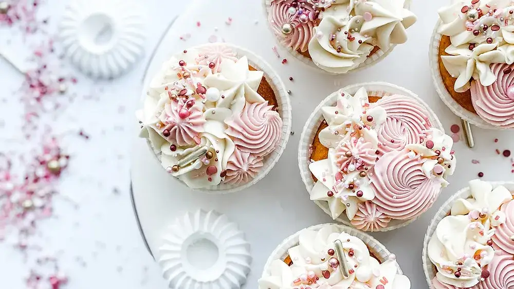 Dekorowanie babeczek kremem: sekrety idealnych wzorów