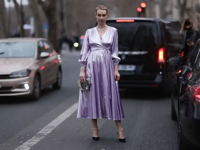 Jakie szpilki do fioletowej sukienki - uniknij modowych wpadek