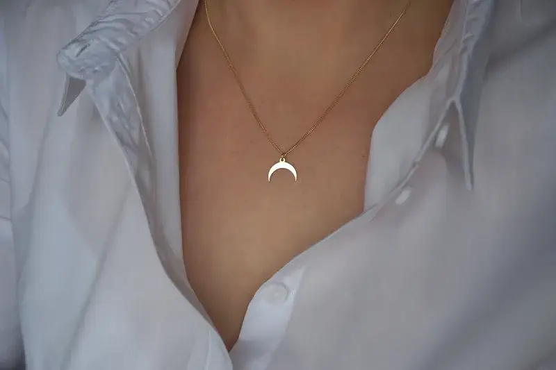 Naszyjnik odwrócony księżyc co oznacza – odkryj jego głęboką symbolikę