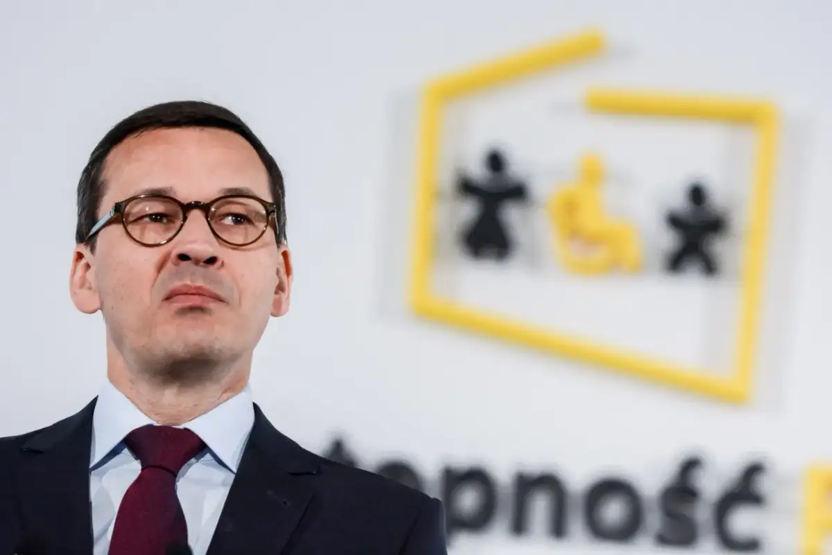 Premier Mateusz Morawiecki. W tle symbol Funduszu Solidarnościowego, który wspiera osoby z niepełnosprawnościami. Kto płaci? Podatnicy.