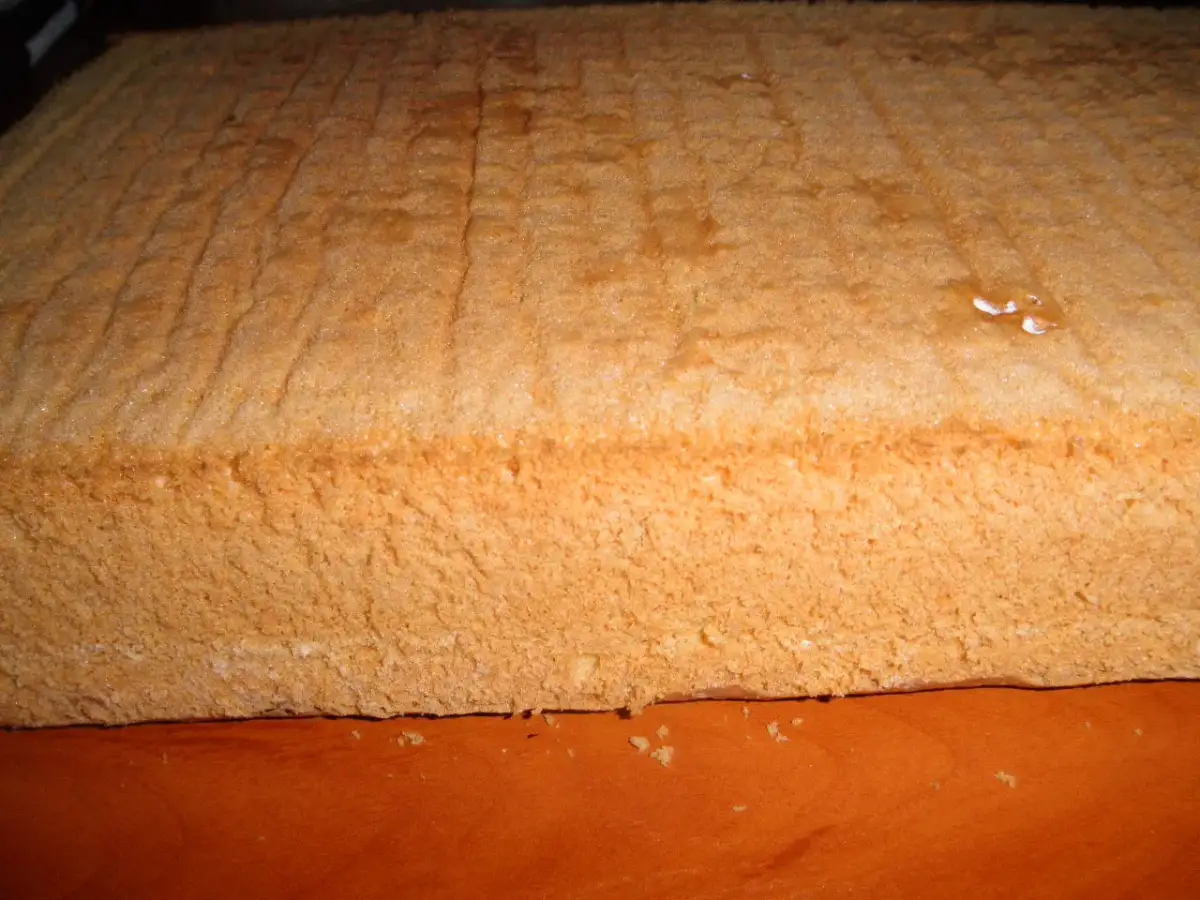 Puszysty biszkopt z 6 jaj, lekko zarumieniony, gotowy do przekładania kremem.