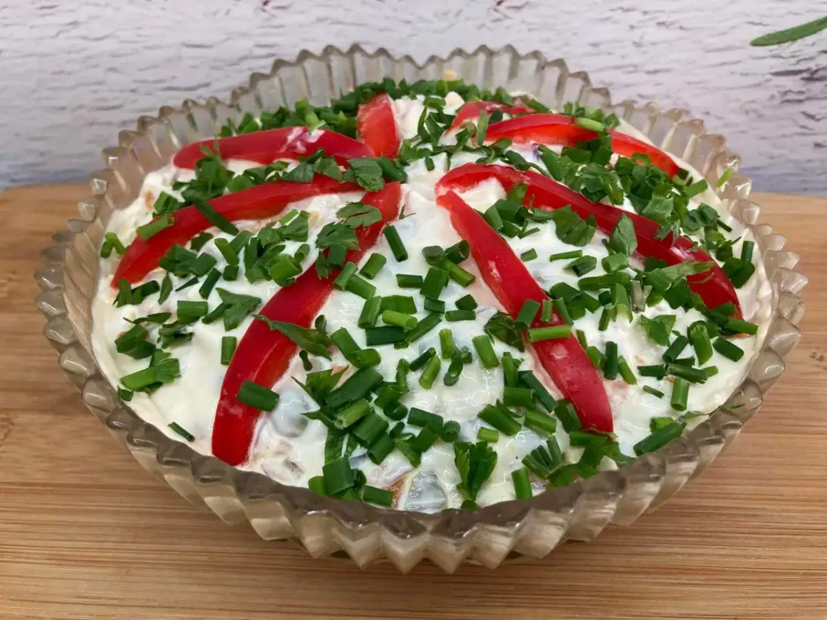 Jak udekorować sałatkę jarzynową, aby zachwycić gości i ułatwić sobie życie