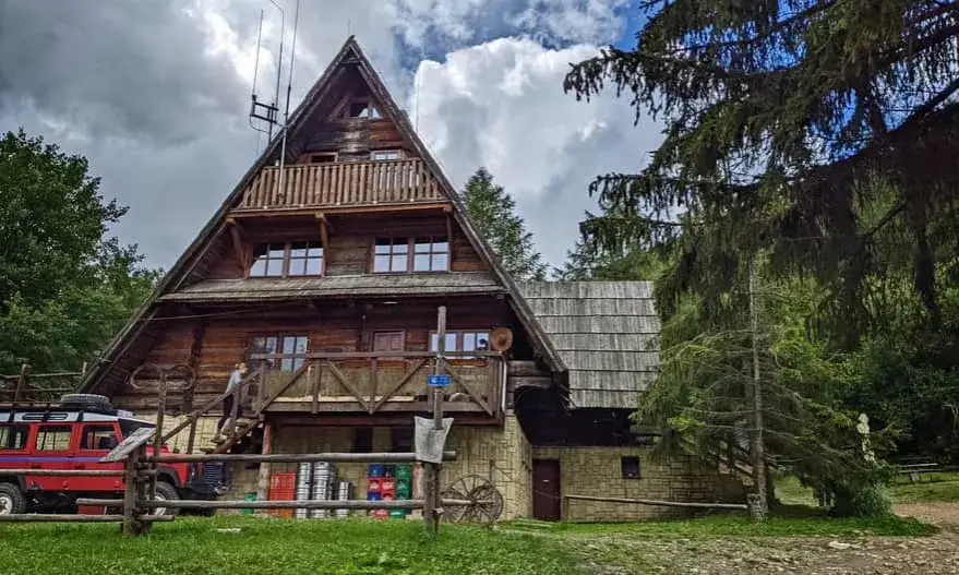 Bacówka pod Małą Rawką: planuj wizytę, odkryj Bieszczady!