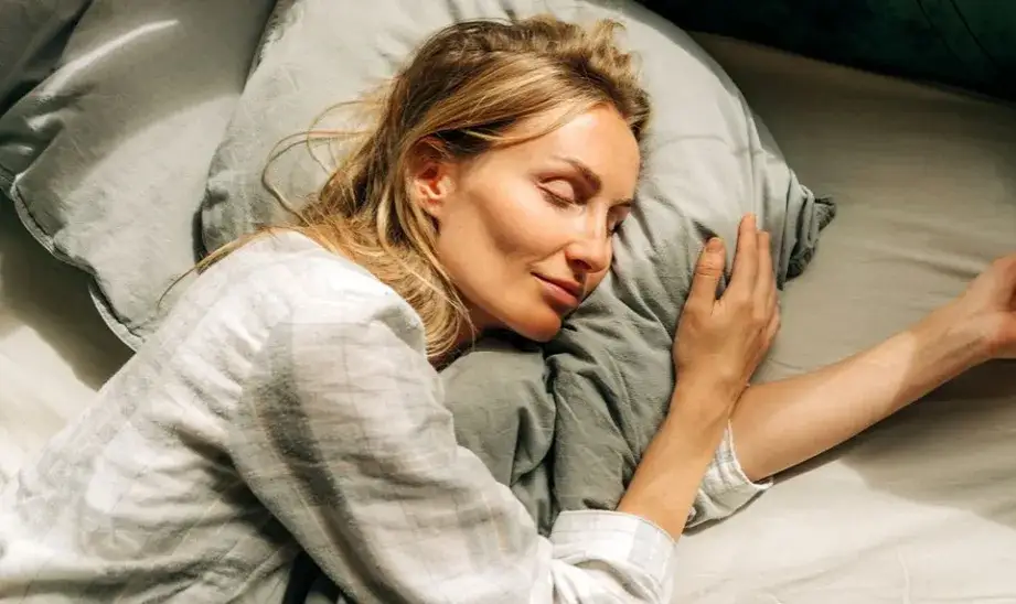 Herbaty i zioła na sen: Jak naturalnie pokonać bezsenność?