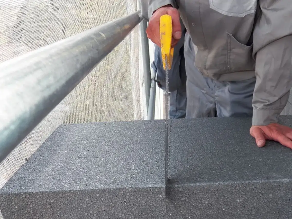 Cięcie styropianu: Poznaj sekrety gładkich krawędzi i zero kulek