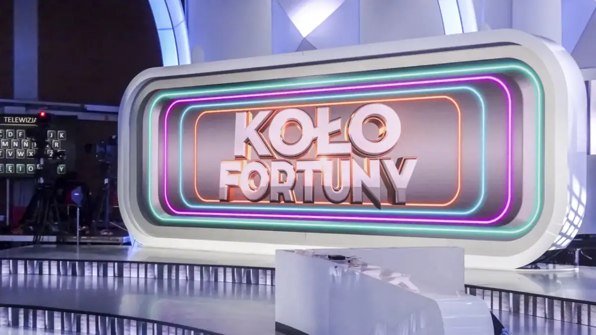 Studio telewizyjne, gdzie jest nagrywane Koło Fortuny. Neonowy napis i litery na ekranie.