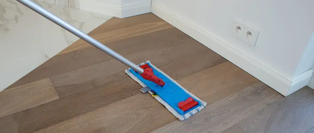 Jak skutecznie myć podłogę mopem? Koniec ze smugami!