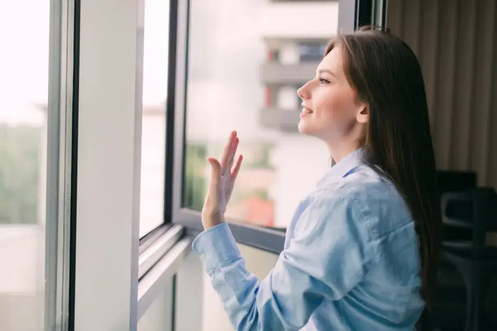 Ile wietrzyć mieszkanie, aby uniknąć wychłodzenia i poprawić komfort?