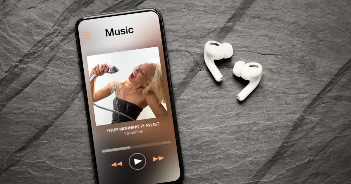 Słuchawki do iPhone'a: Które wybrać? Ranking AirPods i alternatyw