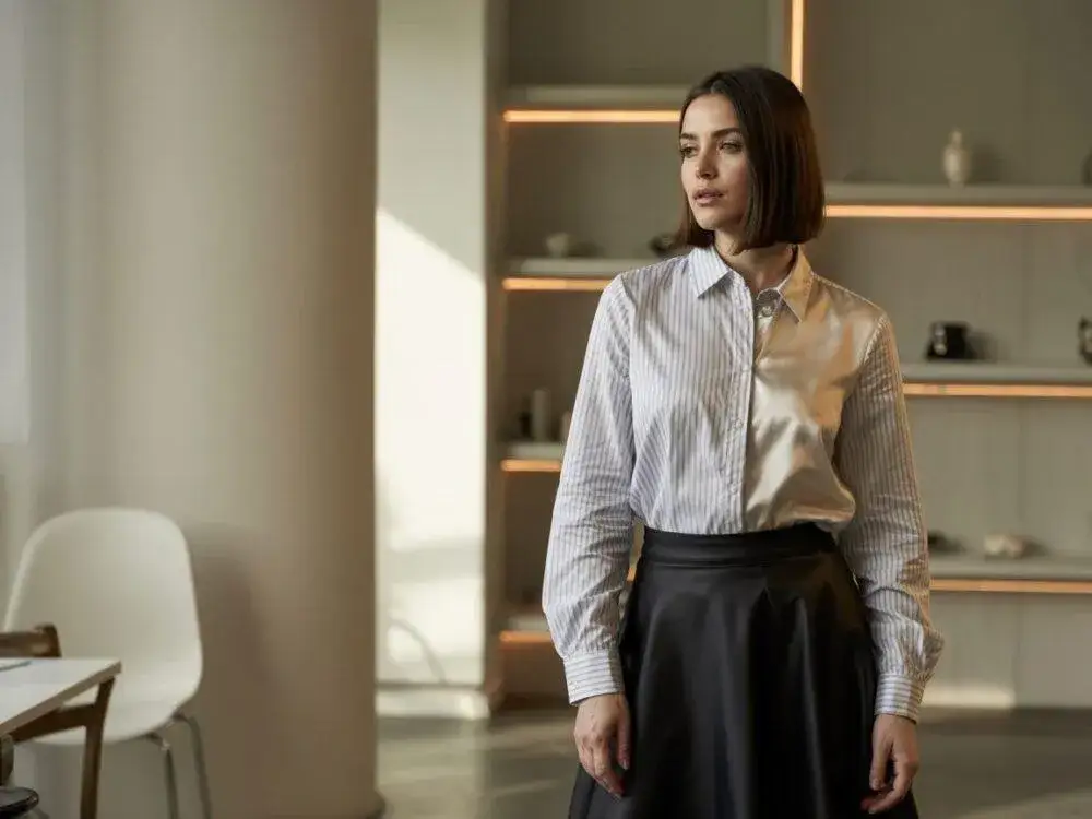 Co założyć do czarnej spódnicy ołówkowej, aby wyglądać stylowo?