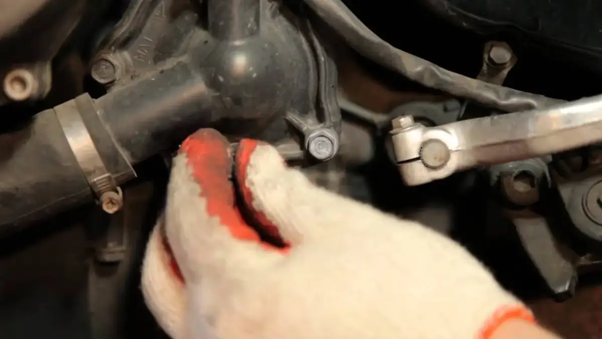 Jak wylać płyn z chłodnicy bez ryzyka uszkodzenia silnika