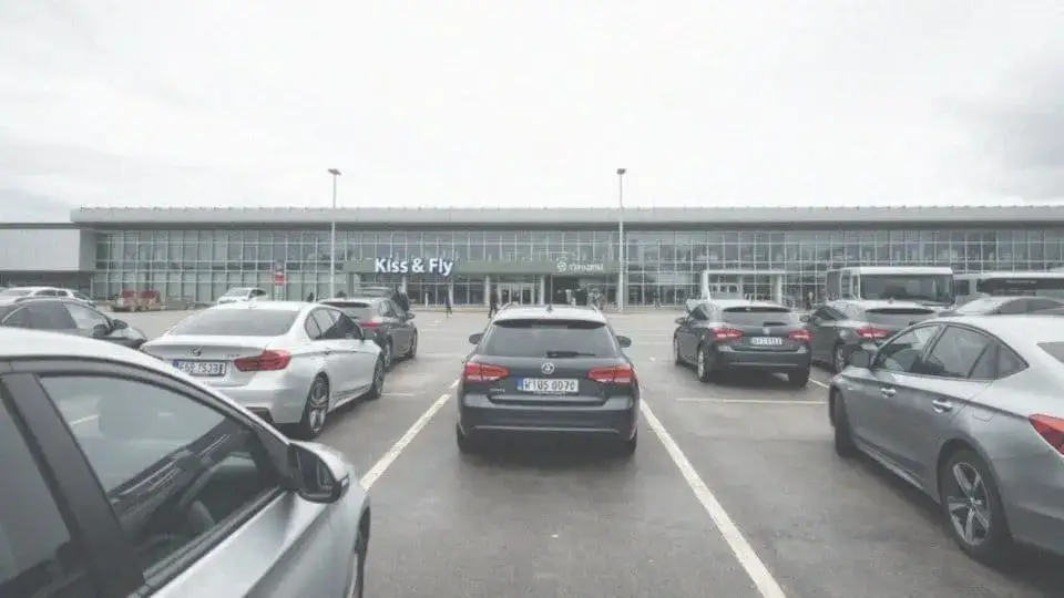 Jak odebrać kogoś z lotniska Balice bez stresu i problemów?