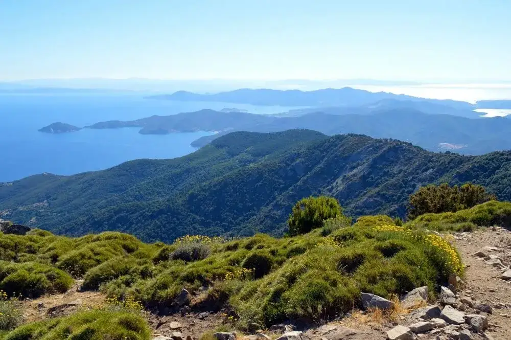 Elba z Polski: Samochód czy samolot? Twój klucz do udanej podróży