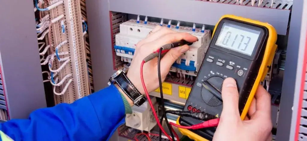 Ile zarabia elektryk po zawodówce? Zaskakujące fakty o pensjach