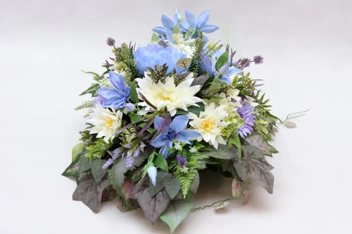 Jakie modne stroiki na cmentarz, które uczczą pamięć bliskich?