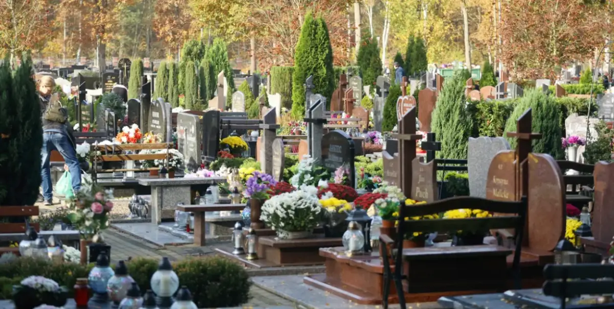Jak znaleźć zmarłego na cmentarzu Police - proste kroki i wskazówki