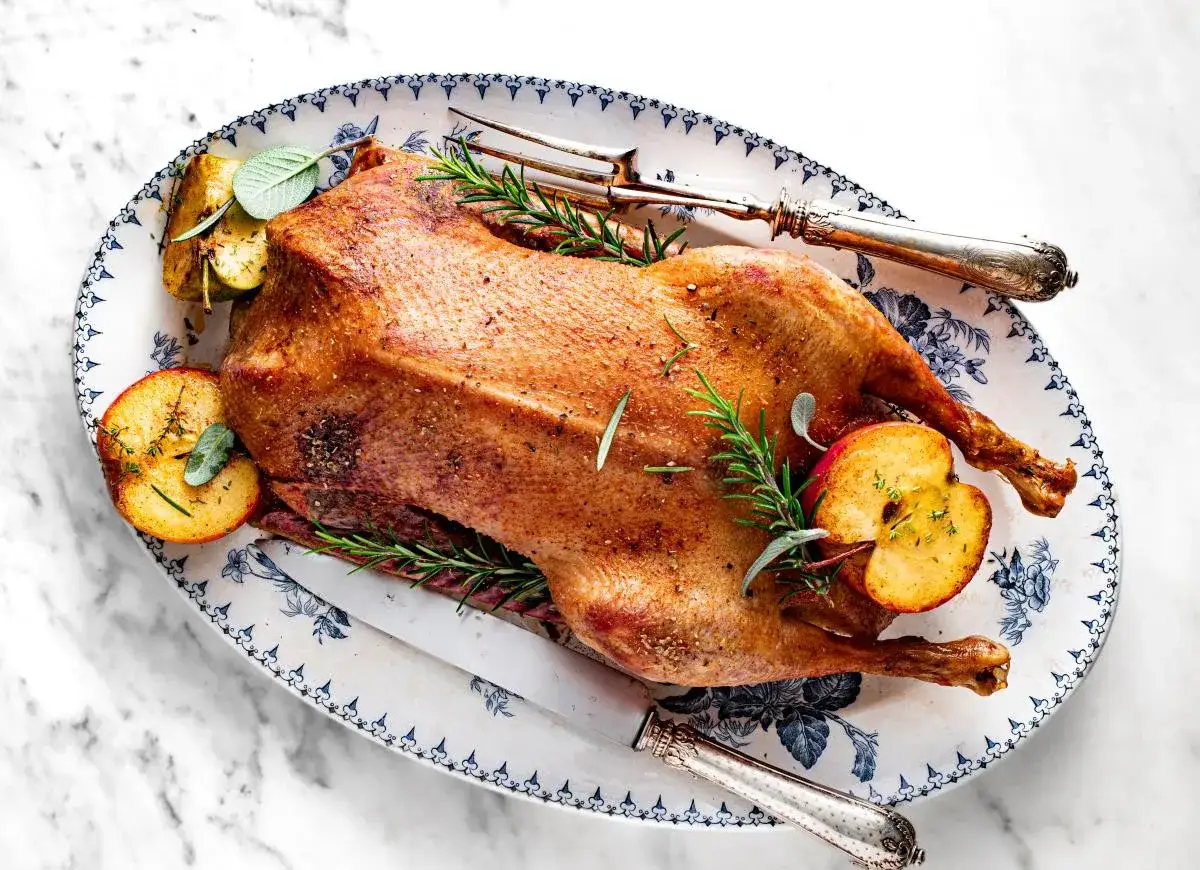 Złocista pieczona gęś z jabłkami i ziołami. Idealna na obiad, a jaka sałatka do gęsi pieczonej? Ta wygląda pysznie!