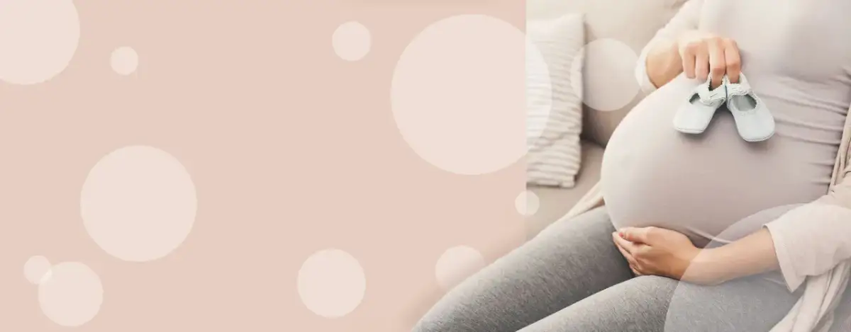 Czekając na maluszka, czuję skurcze co 20 minut. Delikatne buciki czekają na małe stópki.