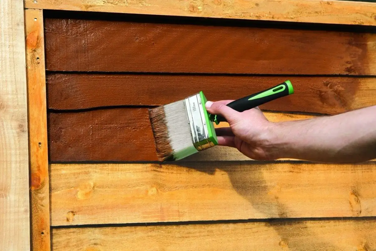 Czym malować drewno ogrodowe, aby uniknąć zniszczeń i poprawić wygląd?