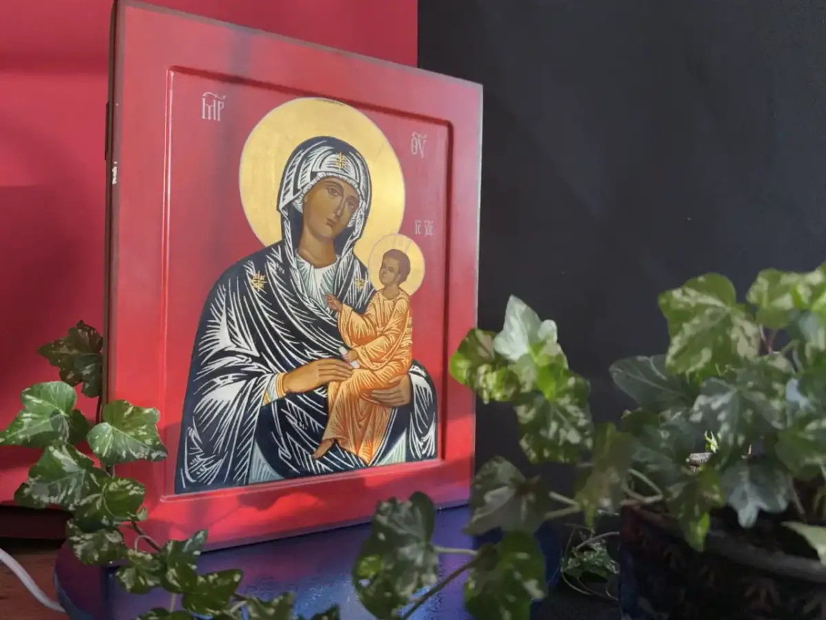 Ikony Matki Boskiej, różne rodzaje przedstawione na czerwonej desce, z otoczką i złotym tłem.