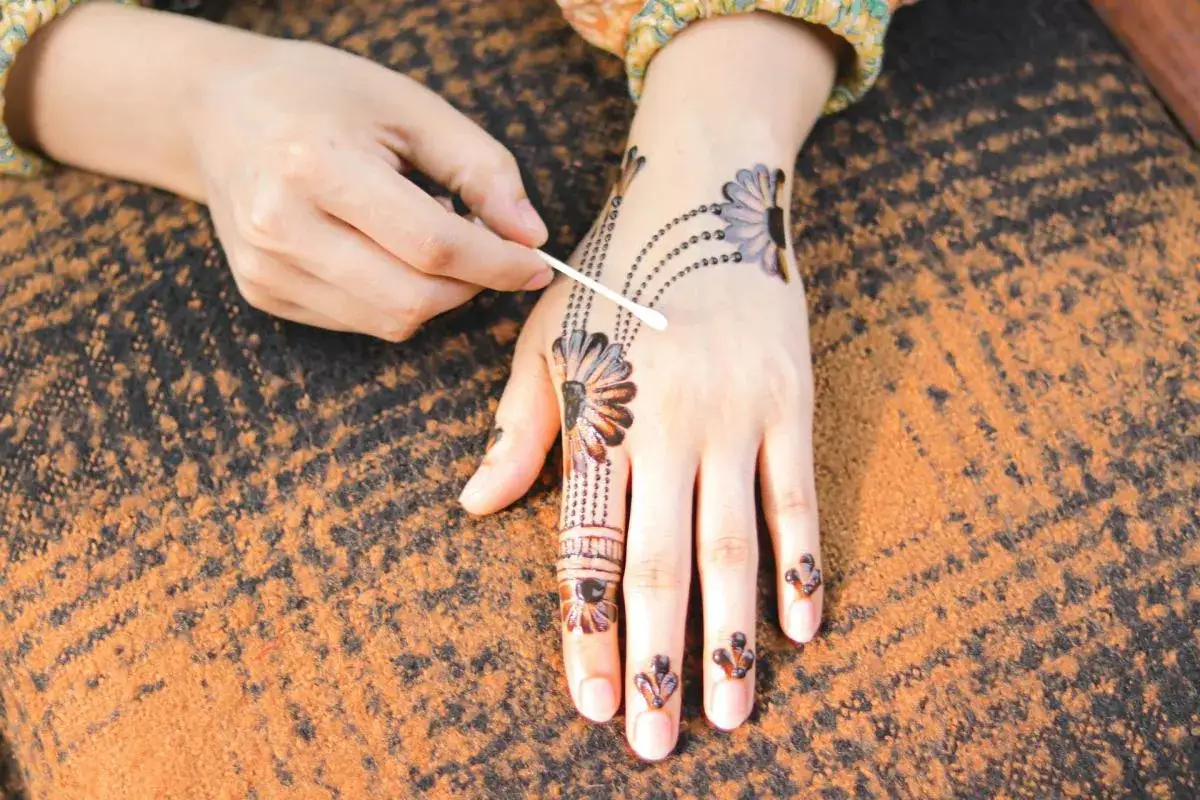Jak zrobić tatuaż z henny w domu? Bezpieczny poradnik krok po kroku