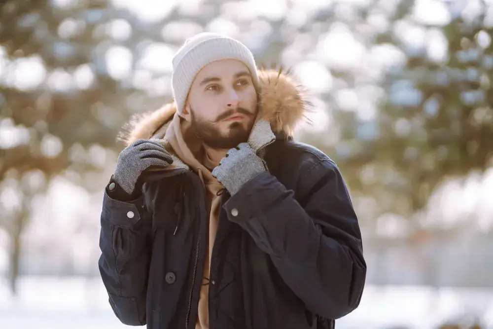 Elegancka czapka męska – jak wybrać idealny model i stylizować go?