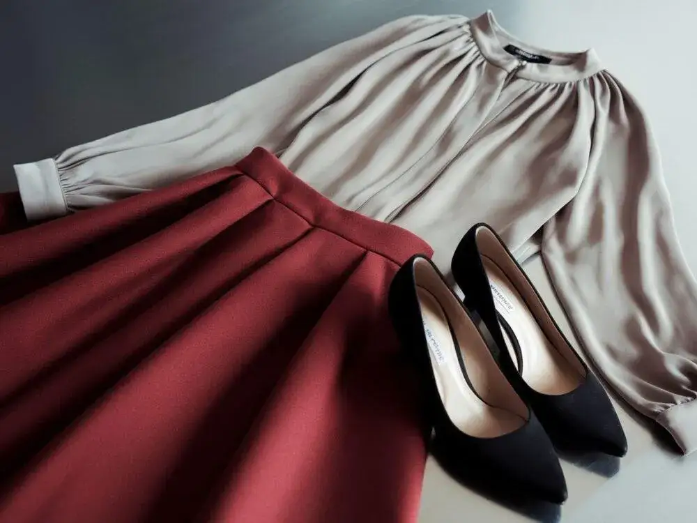 Jaka bluzka do czerwonej spódnicy? Poradnik stylistki na każdą okazję.
