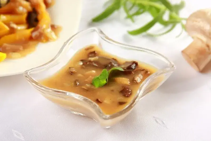 Jak zrobić aksamitny sos borowikowy? Przepis krok po kroku