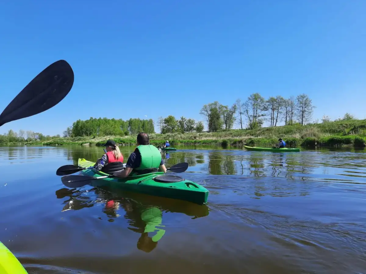 Spływ kajakowy Uniejów: Trasy, ceny i praktyczny poradnik