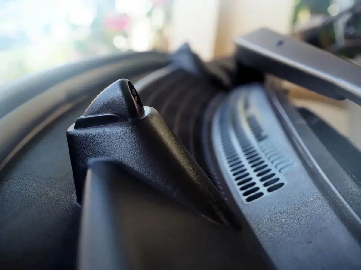 Dysza spryskiwacza na przedniej szybie samochodu. Wygląda na to, że nie działają spryskiwacze, co może być frustrujące podczas deszczu.