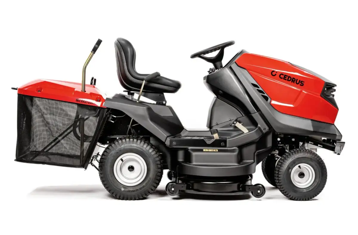 Nowy otomoto traktorek kosiarka Cedrus z koszem na trawę, gotowy do pracy w ogrodzie.