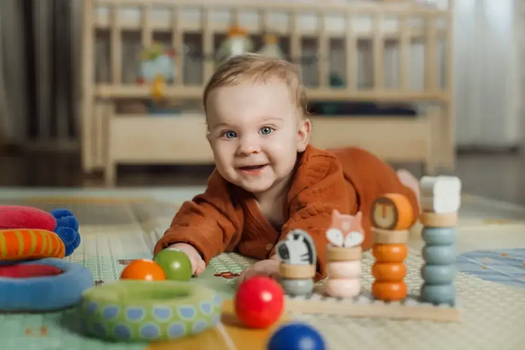 Zabawy sensoryczne dla 6 miesięcznego dziecka, które wspierają rozwój