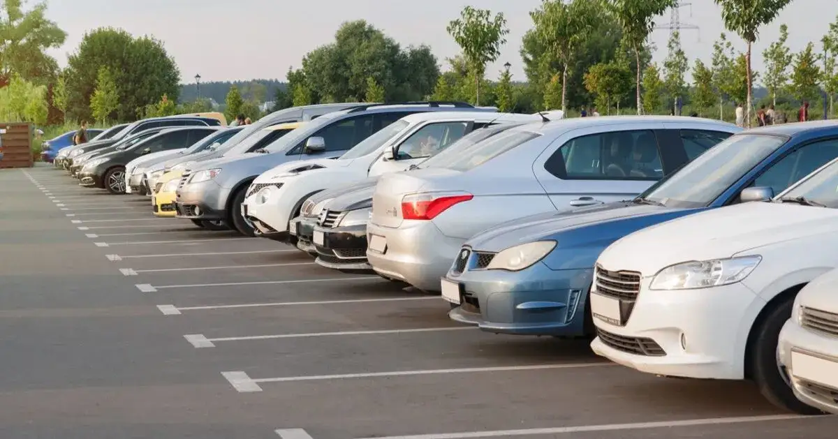 Parking przy lotnisku: Oszczędź do 60%! Ceny i triki eksperta