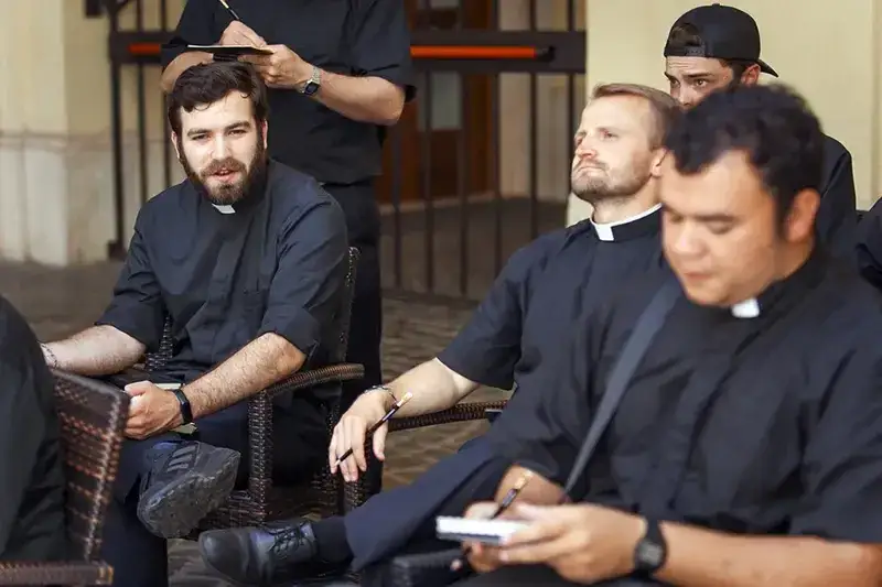 Celibat w Kościele od kiedy? Historia i znaczenie dla duchownych