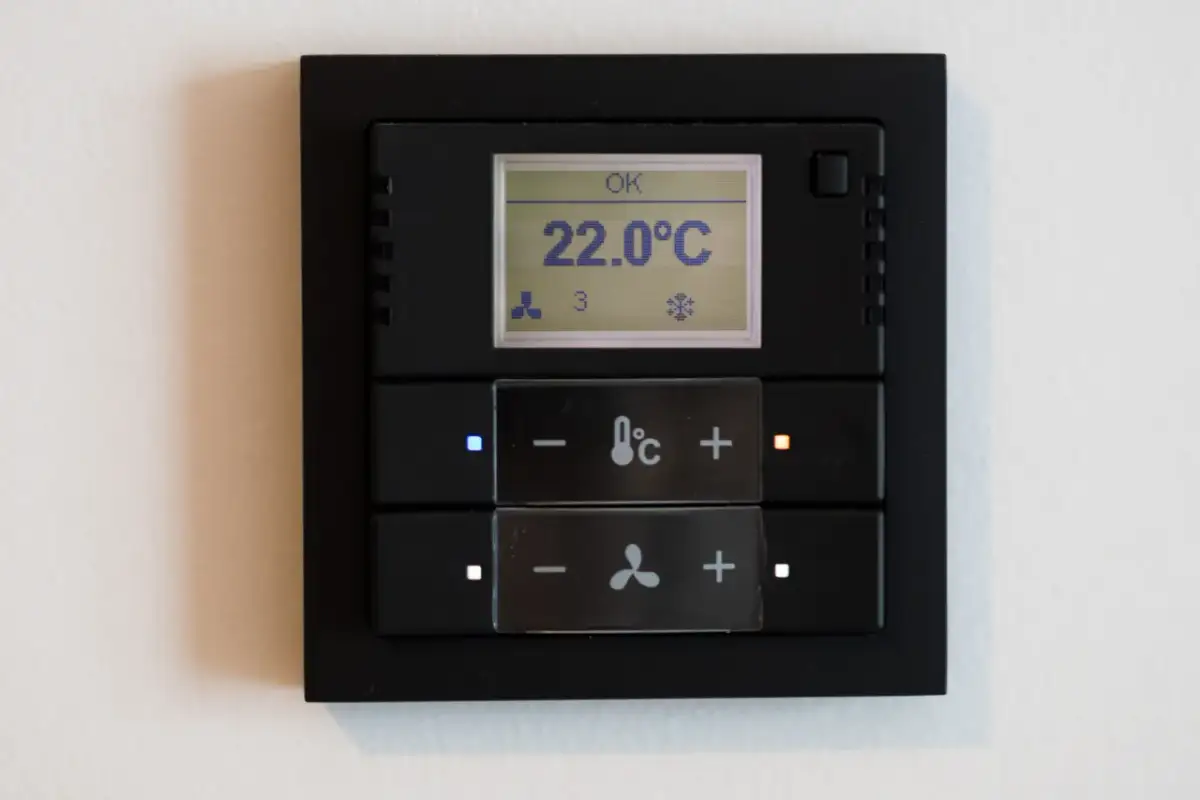 Panel klimatyzacji hotelowej z wyświetlaczem temperatury 22°C i przyciskami sterowania.