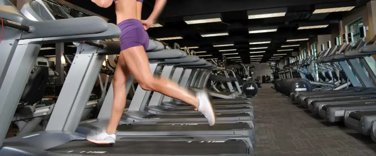 Bieganie na bieżni czy w terenie – co wybrać dla lepszych wyników?