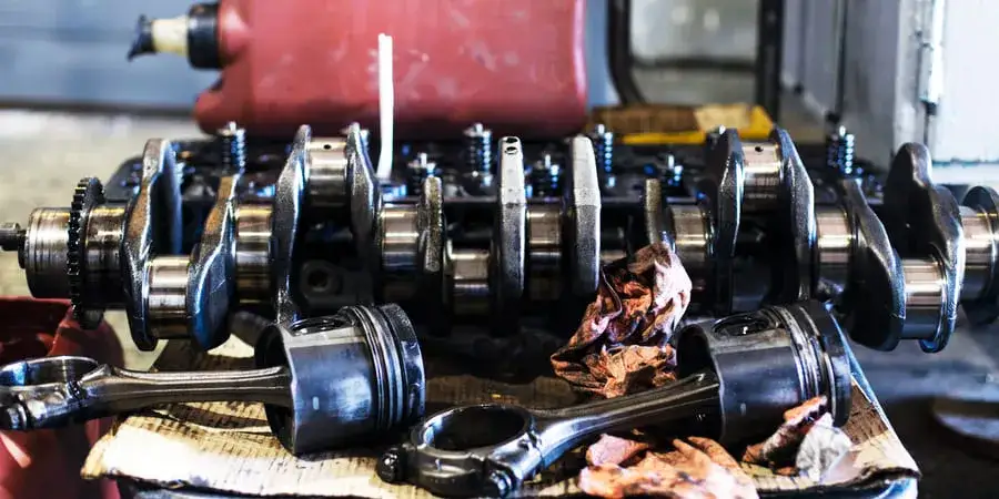 Zatarty silnik? Rozpoznaj objawy i oszczędź tysiące!