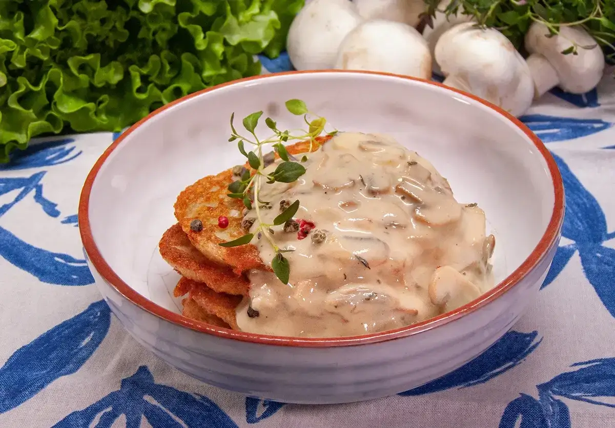 Placki ziemniaczane z kremowym sosem grzybowym. Zastanawiasz się, czym zastąpić śmietankę sojową? Ten sos jest idealnym przykładem!