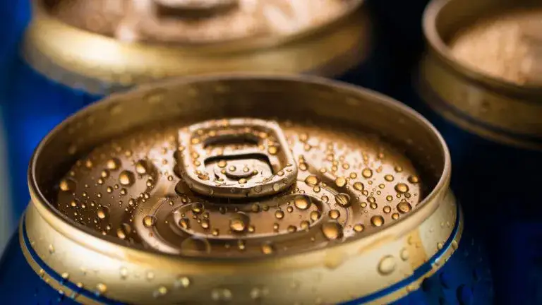 Czy piwo bezalkoholowe może kupić nieletni? Poznaj kontrowersje i przepisy