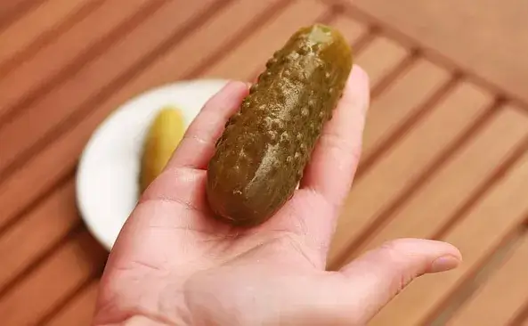 Ile kalorii ma ogórek kiszony? Zaskakujące fakty o jego kaloryczności