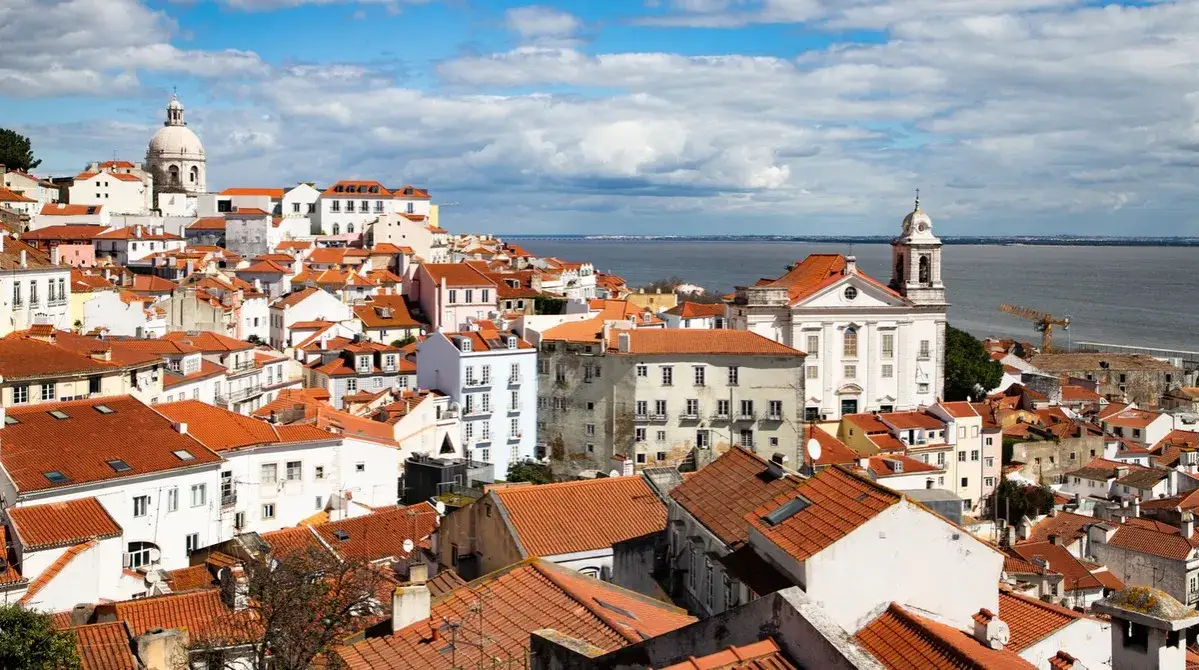 Gdzie można żyć z polskiej emerytury? Odkryj tanie kraje na emeryturze