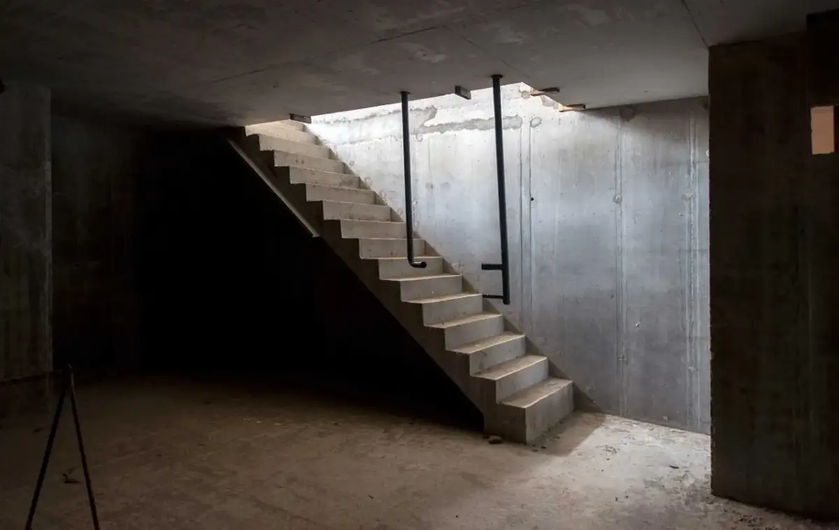 Co na schody do piwnicy? Najlepsze materiały i konstrukcje dla Ciebie