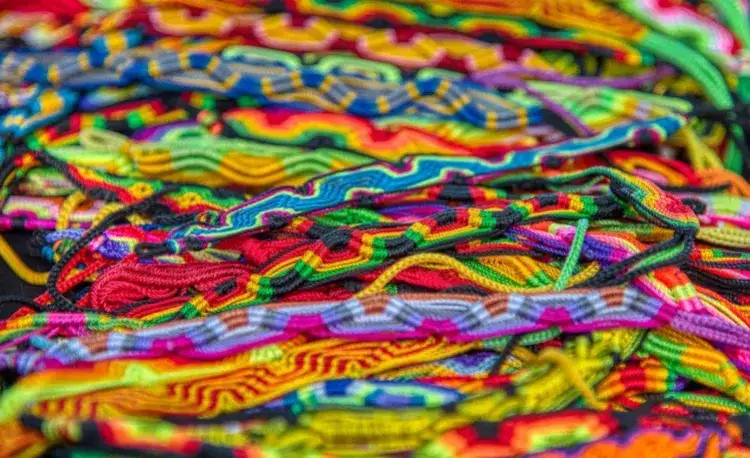 Co oznaczają kolory bransoletek sznurkowych? Odkryj ich moc!