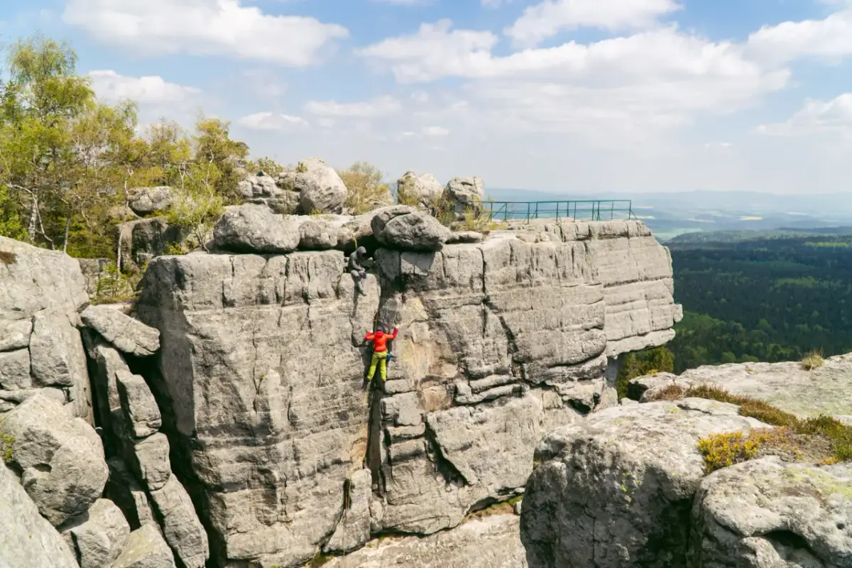 Kudowa-Zdrój: Jakie góry? Odkryj Stołowe i Wzgórza Lewińskie!