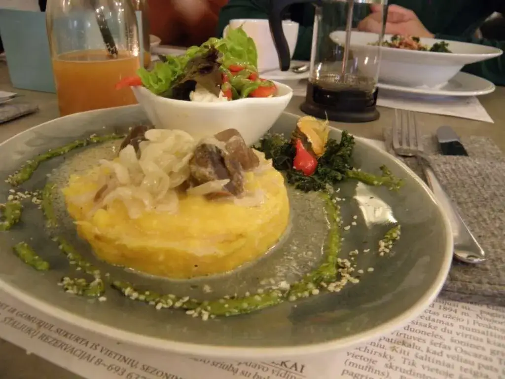 Kowno: Gdzie zjeść? Sprawdzone restauracje i lokalne smaki.