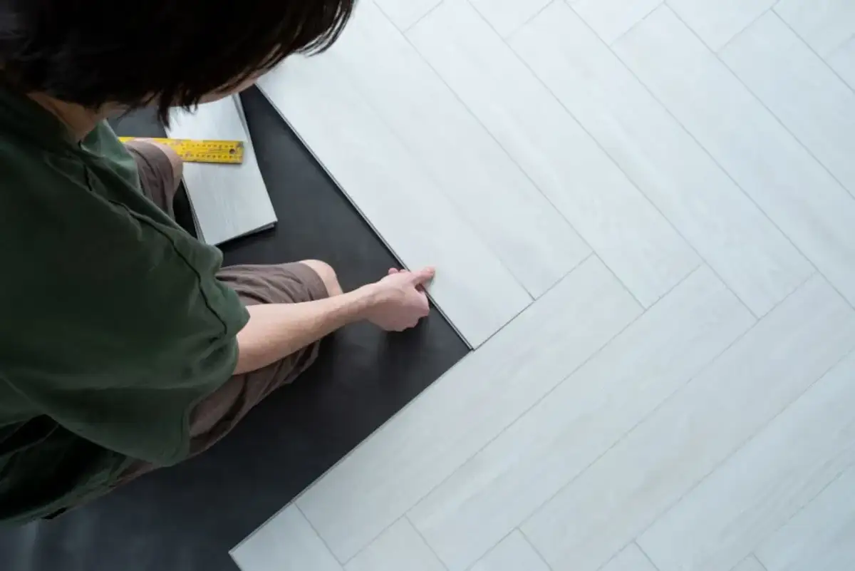 Ile kosztuje położenie paneli? Całkowity kosztorys 2024