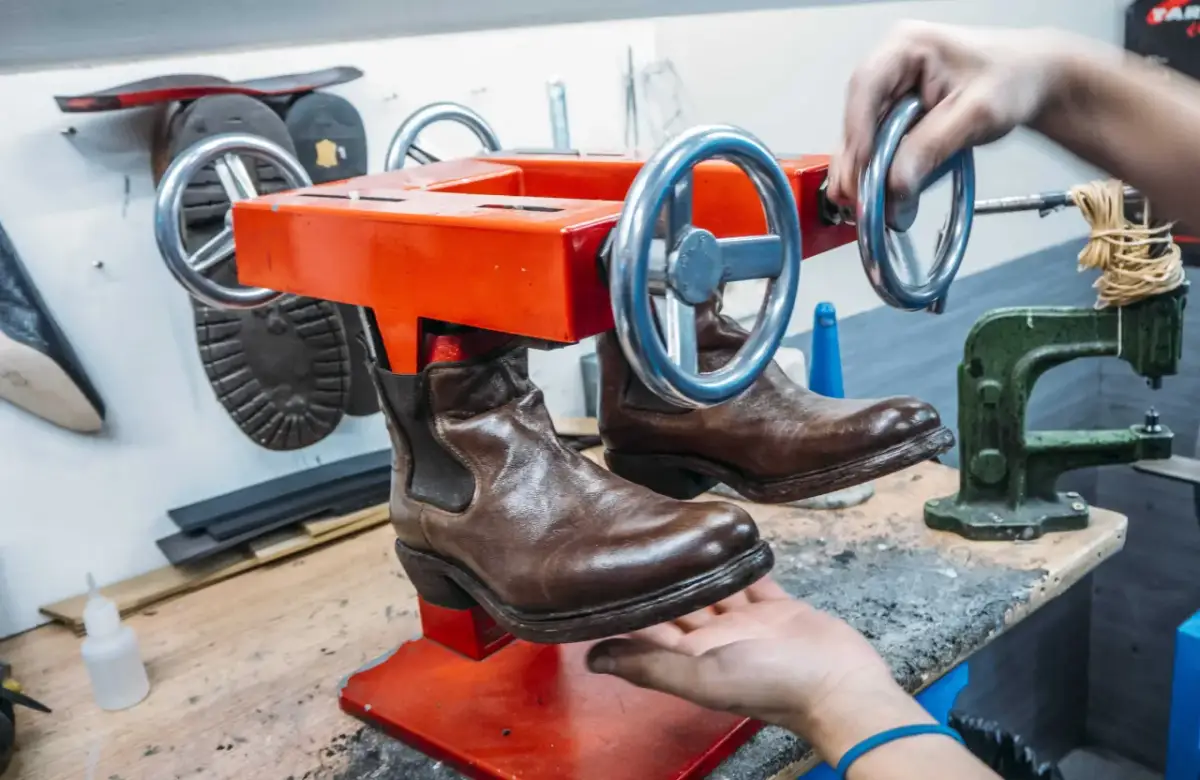 Rozciąganie butów na haluksy: domowe sposoby i pomoc szewca
