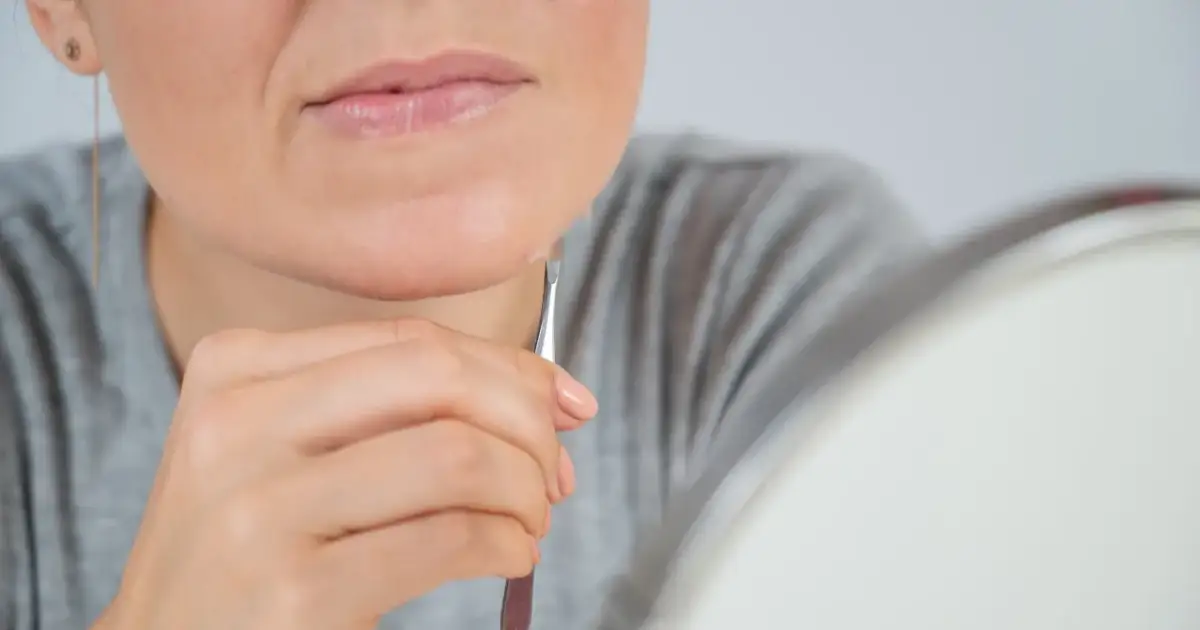 Włosy na brodzie u kobiet? Sprawdź, jakie badania pomogą odkryć przyczynę