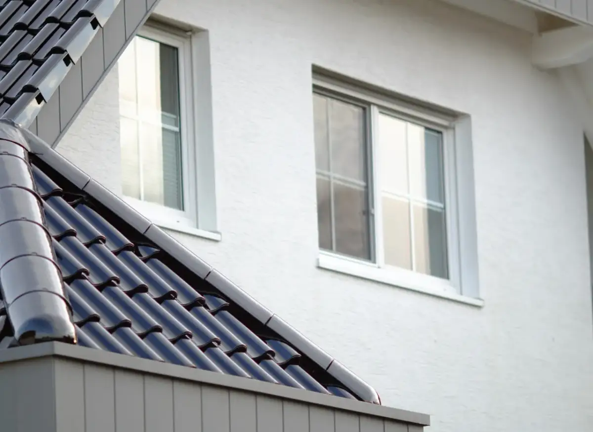 Jakie okna do dachu antracytowego wybrać, aby uniknąć błędów?