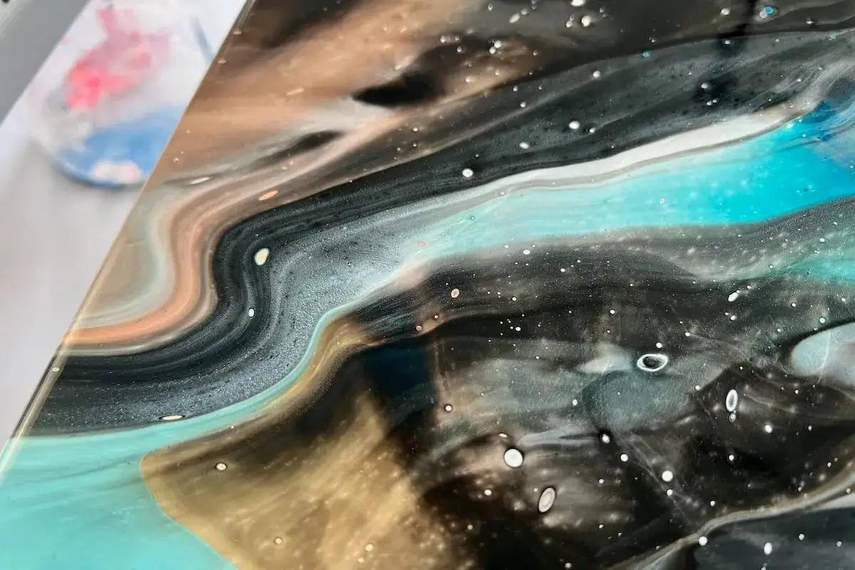 Malarstwo akrylowe: proste techniki i materiały dla początkujących